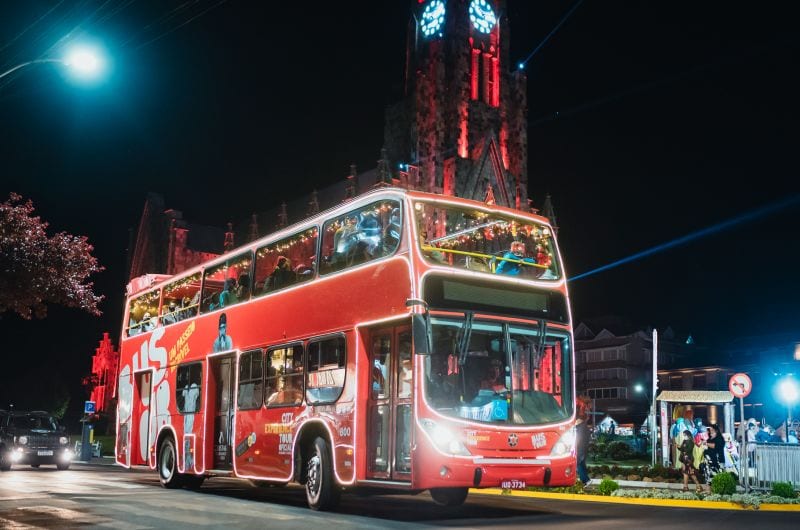 Bustour Illumination Show em frente à Catedral de Pedra de Canela no Sonho de Natal