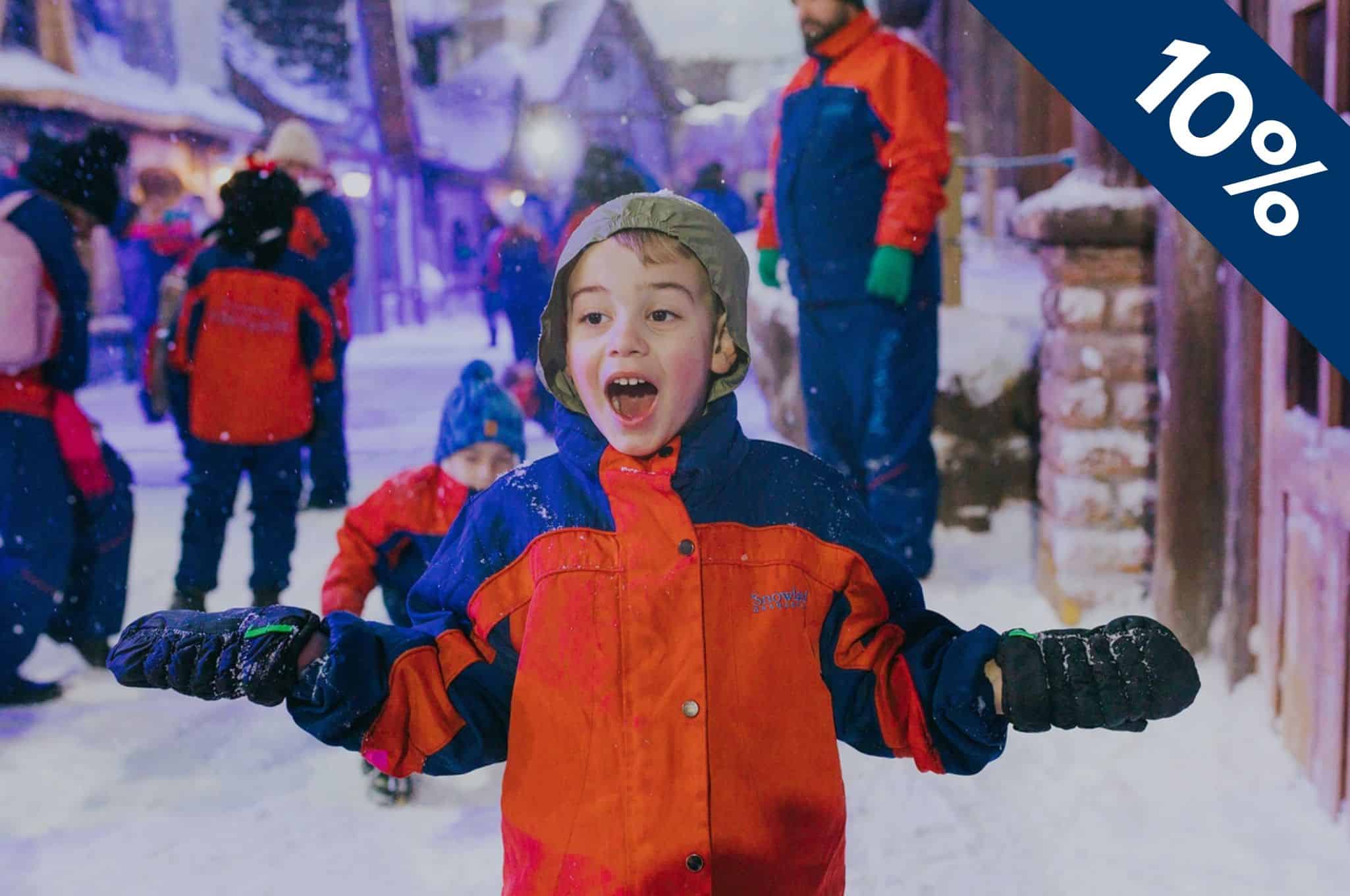 Família brincando na montanha de neve indoor do Snowland, em Gramado