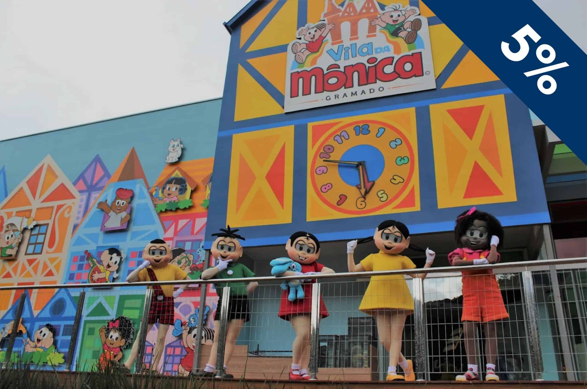 Crianças passeando entre as casinhas coloridas da Vila da Mônica, em Gramado