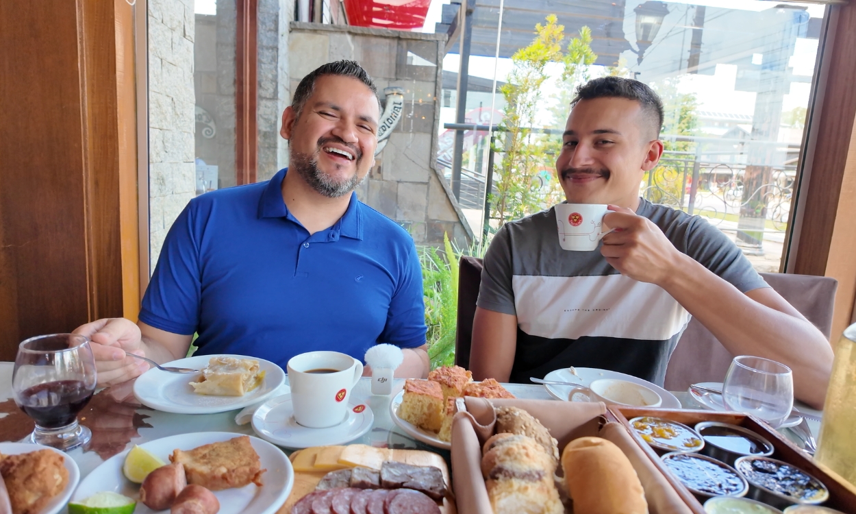 Qual o Melhor Café Colonial de Gramado? 5 Opções Comparadas (2026) 5 Coelho Café Colonial