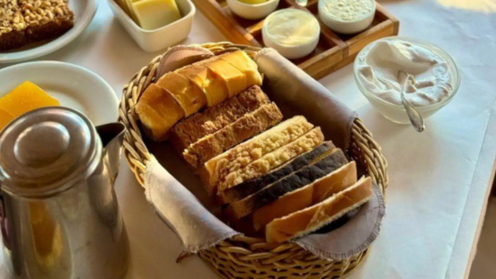 Variedade de pães e doces do Café Colonial em Gramado, perfeito para degustar.