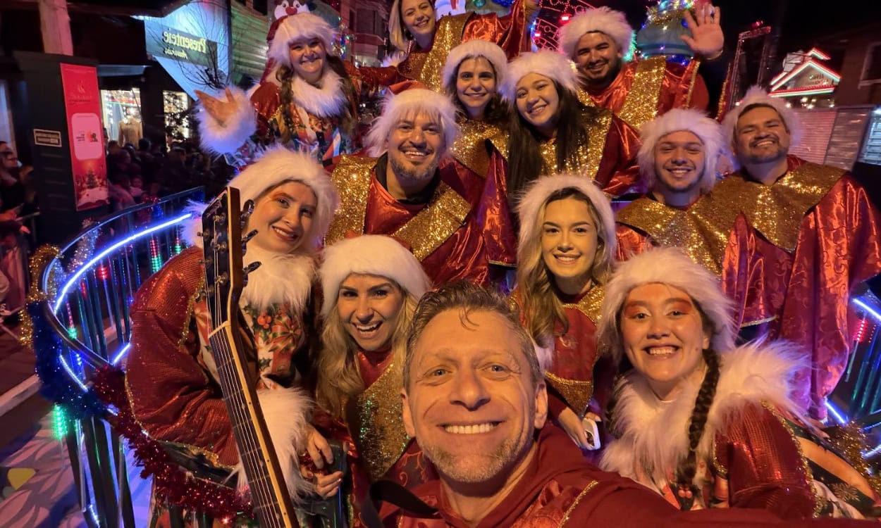 Grande desfile de natal com o Viajante