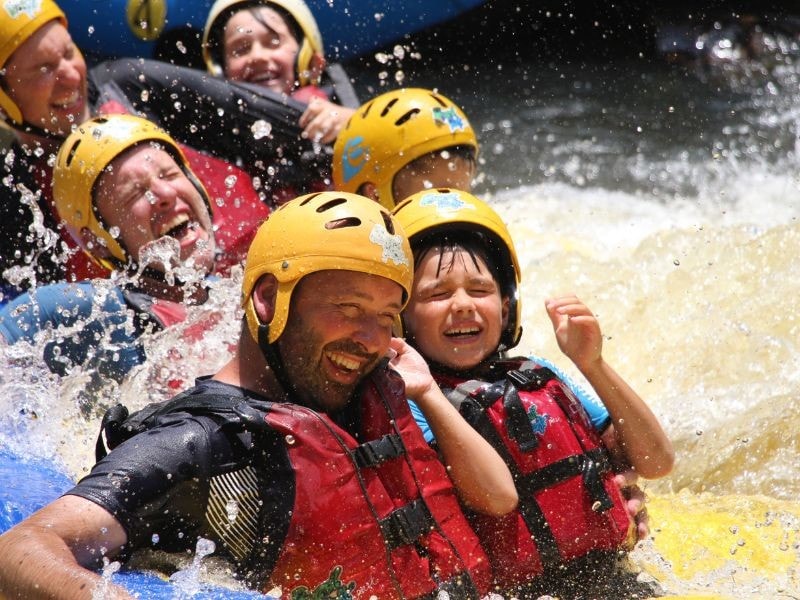Rafting de 8 km no Rio Paranhana no Brasil Raft Park em Três Coroas