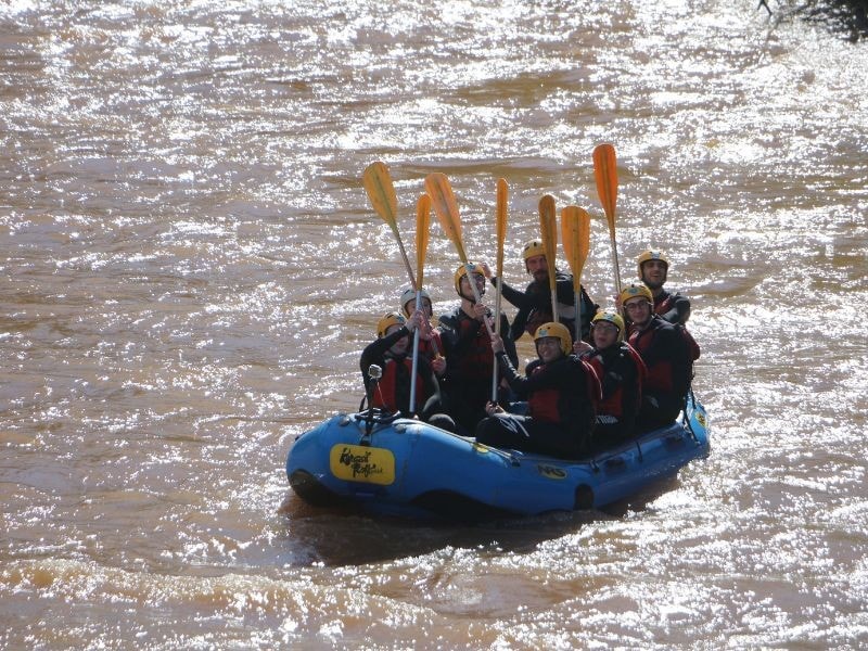 Bote de rafting nas corredeiras do Brasil Raft Park em Três Coroas