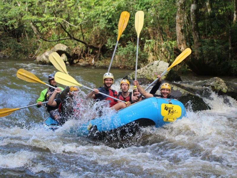 Salto da plataforma no rio no Brasil Raft Park em Três Coroas