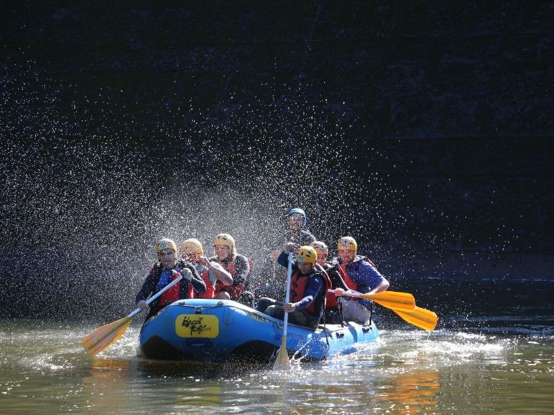Estrutura de lazer e natureza do Brasil Raft Park em Três Coroas