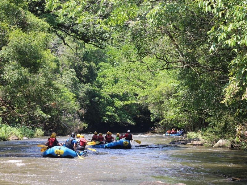 Diversão no bote nas águas do Rio Paranhana, Brasil Raft Park