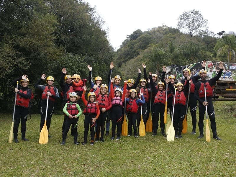 Grupo de aventureiros no rafting do Brasil Raft Park na Serra Gaúcha