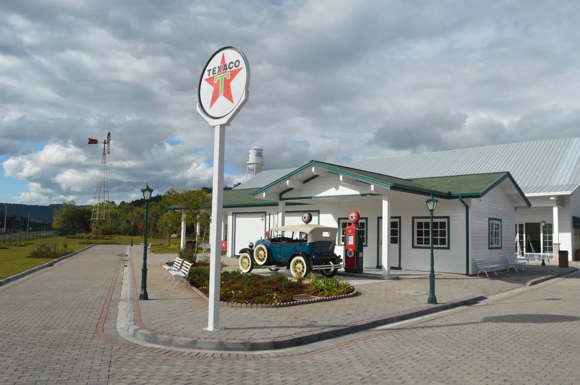 Vila cenográfica e Ford Model A no posto retrô do Model A Village em Nova Petrópolis