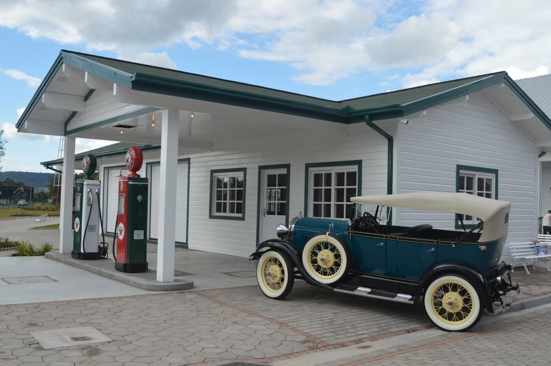 Ford Model A restaurado no posto de combustível temático do Model A Village em Nova Petrópolis
