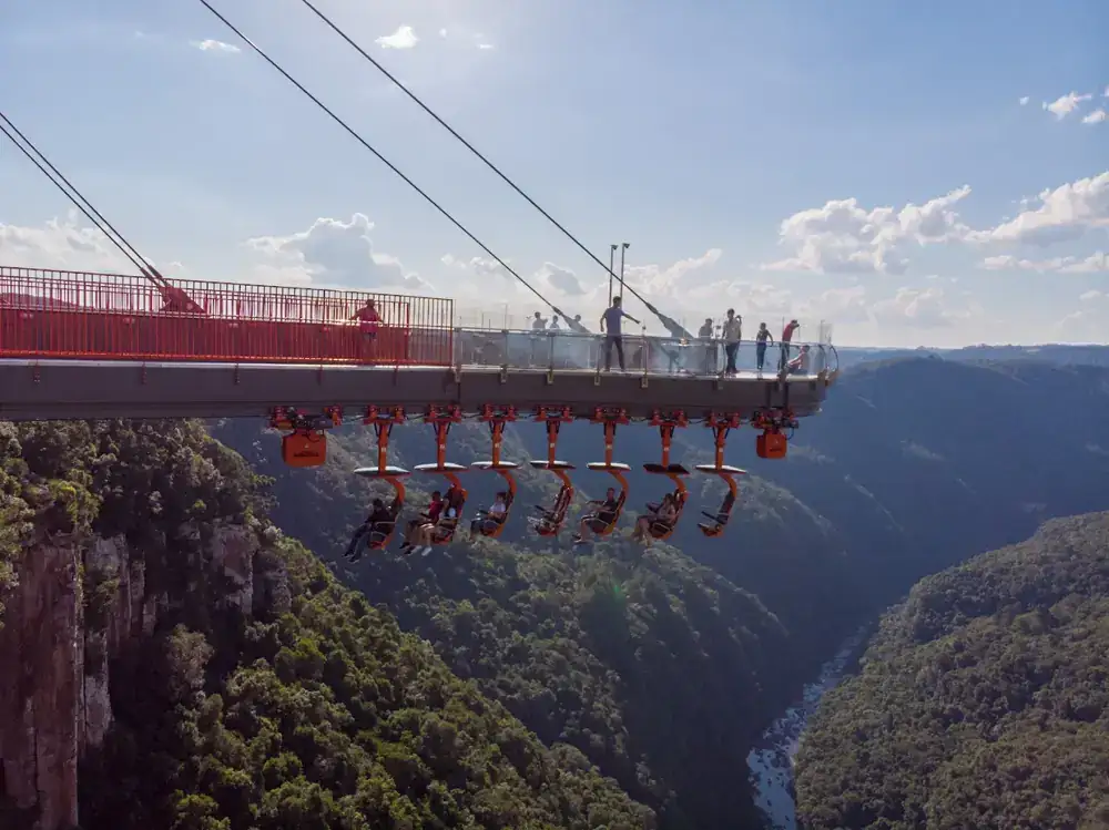 Transporte privativo para o Skyglass Canela — plataforma de vidro sobre o vale
