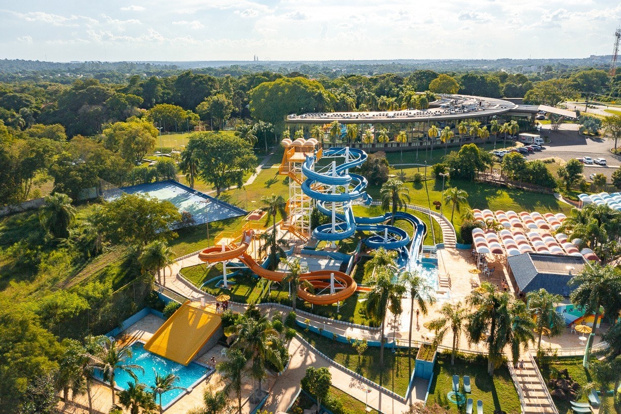 Vista aérea dos tobogãs e piscinas do Aquamania em Foz do Iguaçu