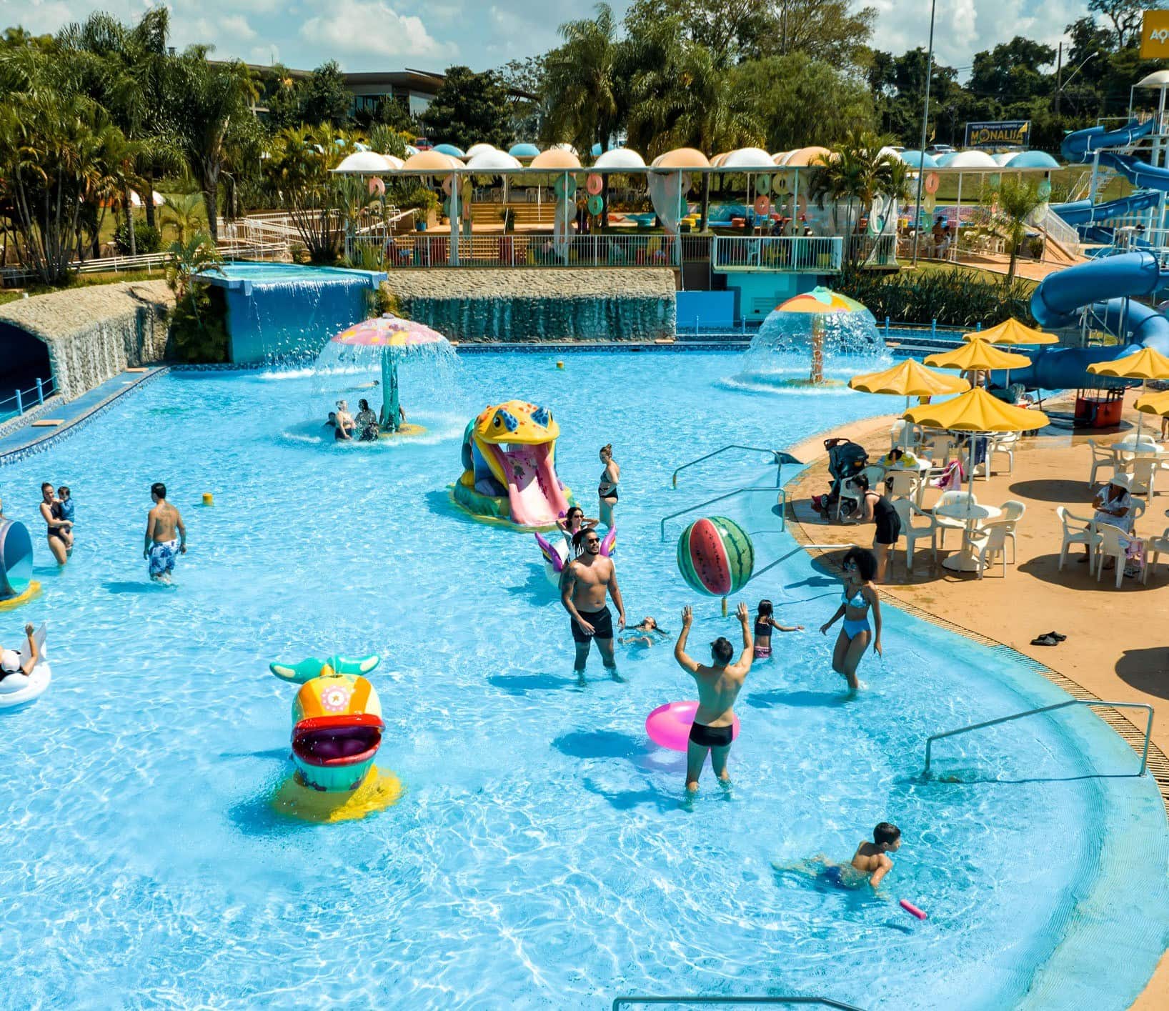 Piscina com brinquedos e cogumelos d'água no Aquamania Foz do Iguaçu