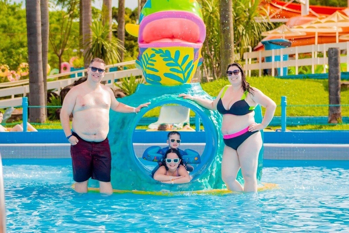 Família na área infantil Ilha da Fantasia do Aquamania em Foz do Iguaçu