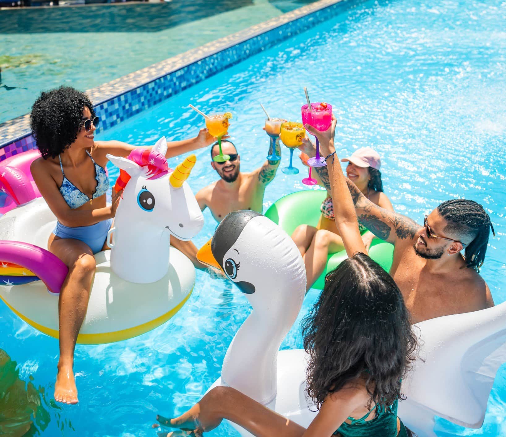 Amigos brindando em boias na piscina do Aquamania Foz do Iguaçu