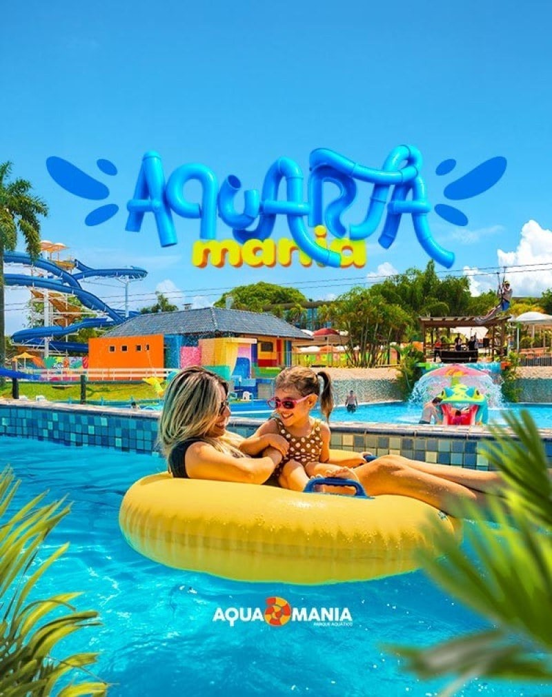Mãe e filha na boia no rio lento do Aquamania em Foz do Iguaçu