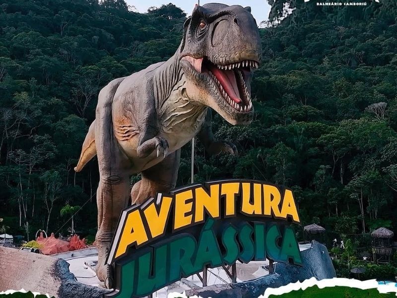 Cartel del parque «Aventura Jurássica» con un tiranosaurio rex a tamaño real, en Balneário Camboriú