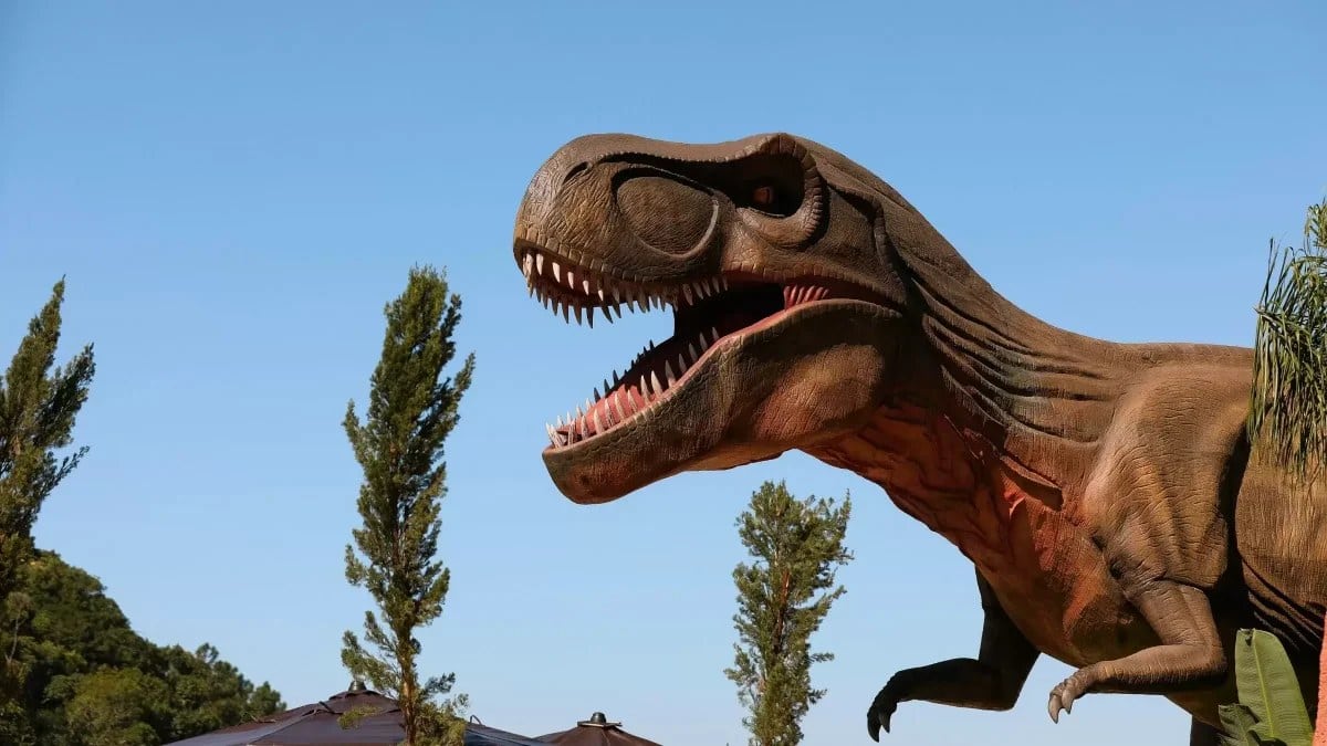 Tiranosaurio Rex animatrónico de «Jurassic Adventure» visto contra el cielo azul
