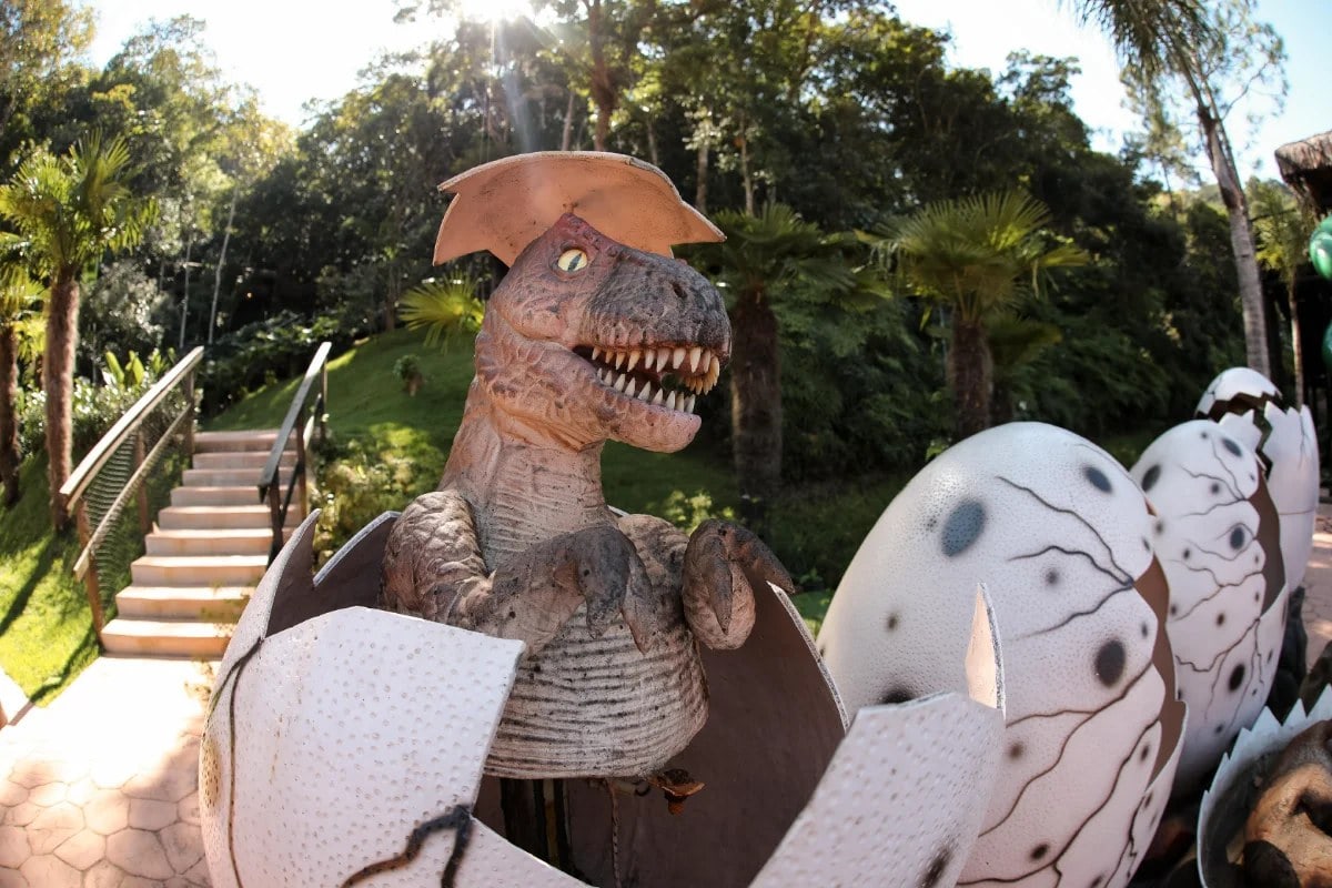 Cría de dinosaurio saliendo del huevo en el parque Aventura Jurásica de Balneário Camboriú