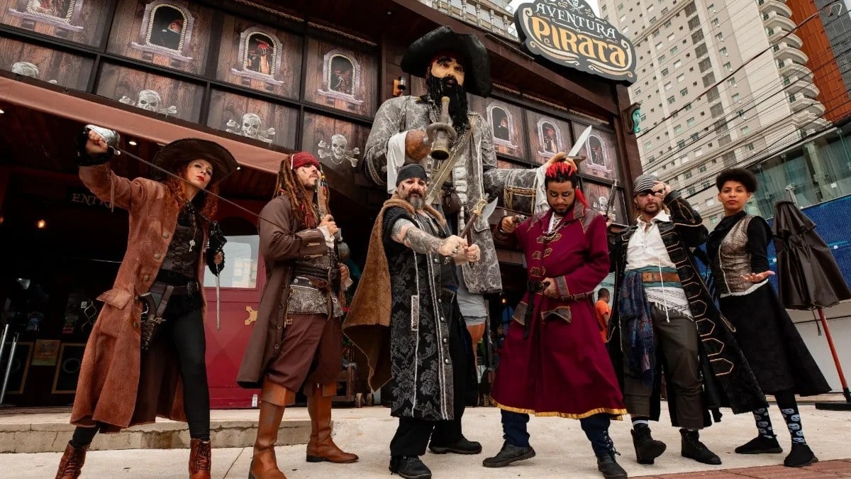 Tripulación de piratas en la fachada de «Aventura Pirata» en Balneário Camboriú