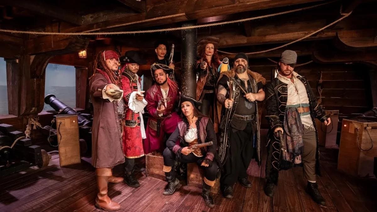 Reparto de piratas en la cubierta escenográfica del barco de «Aventura Pirata»
