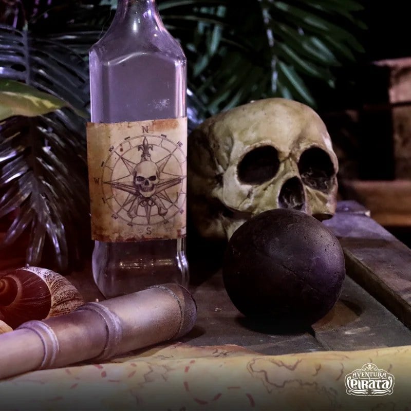 Escenografía con una calavera, un mapa y una bala de cañón en la Aventura Pirata