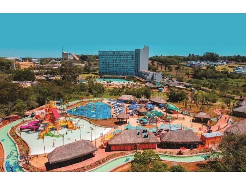 Família na boia no rio lento do Blue Park Foz