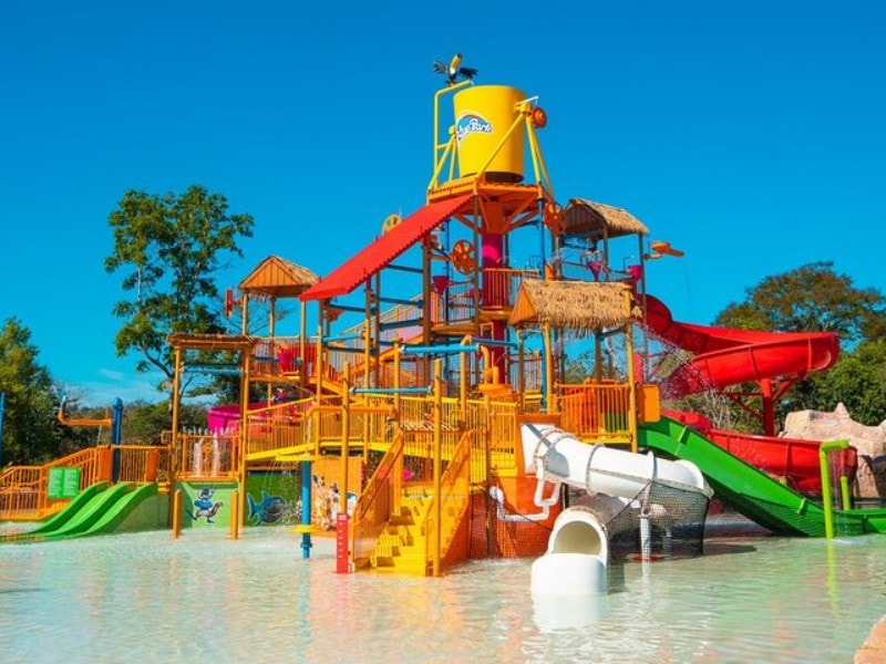 Vista aérea da piscina de ondas e dos toboáguas radicais do Blue Park Foz