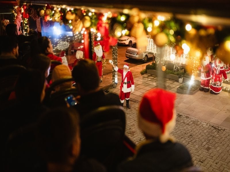Papai Noel acenando para os passageiros do Bustour Illumination Show em Gramado
