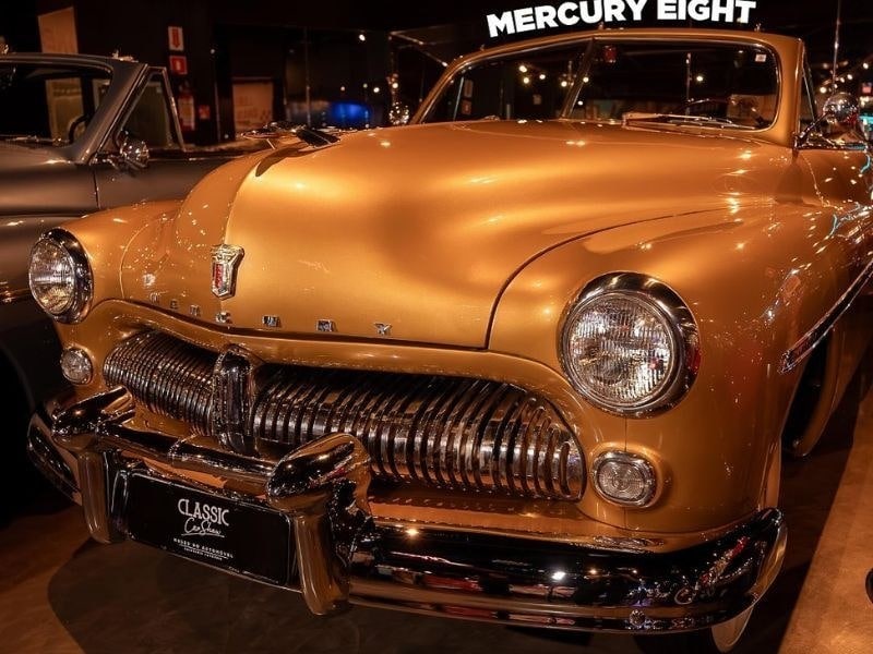 Mercury Eight dorado de la colección del museo Classic Car Show