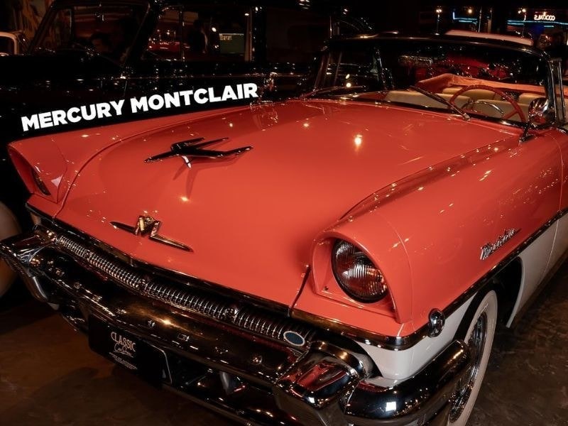 Mercury Montclair descapotable rosa expuesto en el Classic Car Show