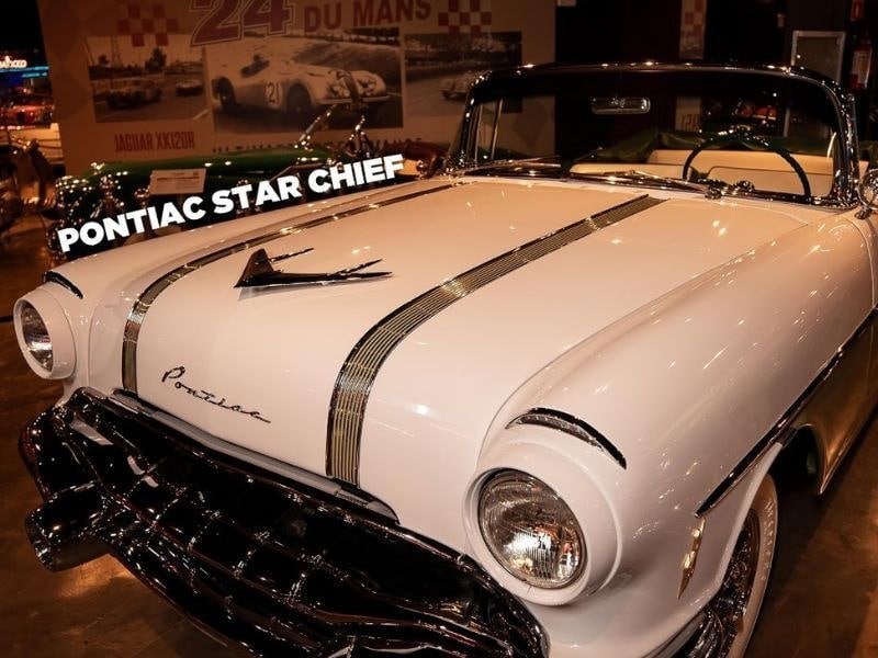 Pontiac Star Chief blanco en el museo del automóvil Classic Car Show