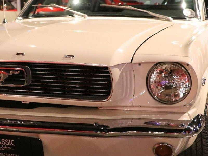 Ford Mustang clásico expuesto en el Classic Car Show de Balneário Camboriú