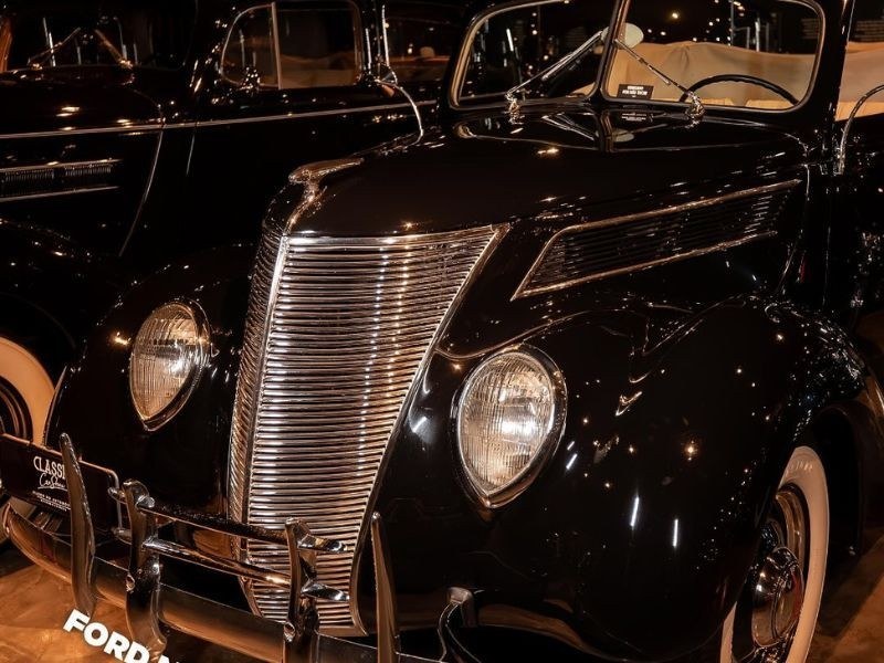 Ford de 1937 negro con parrilla cromada, de la colección del Classic Car Show