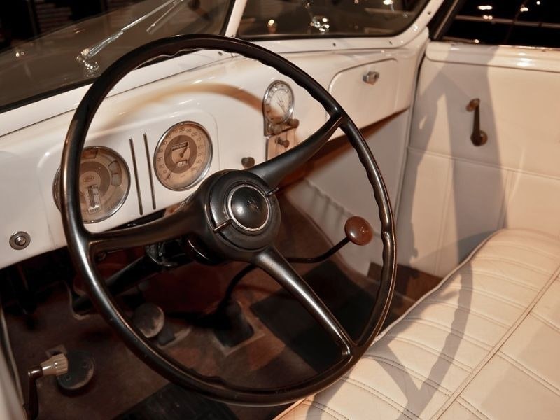 Salpicadero y volante originales de un coche clásico en el Classic Car Show