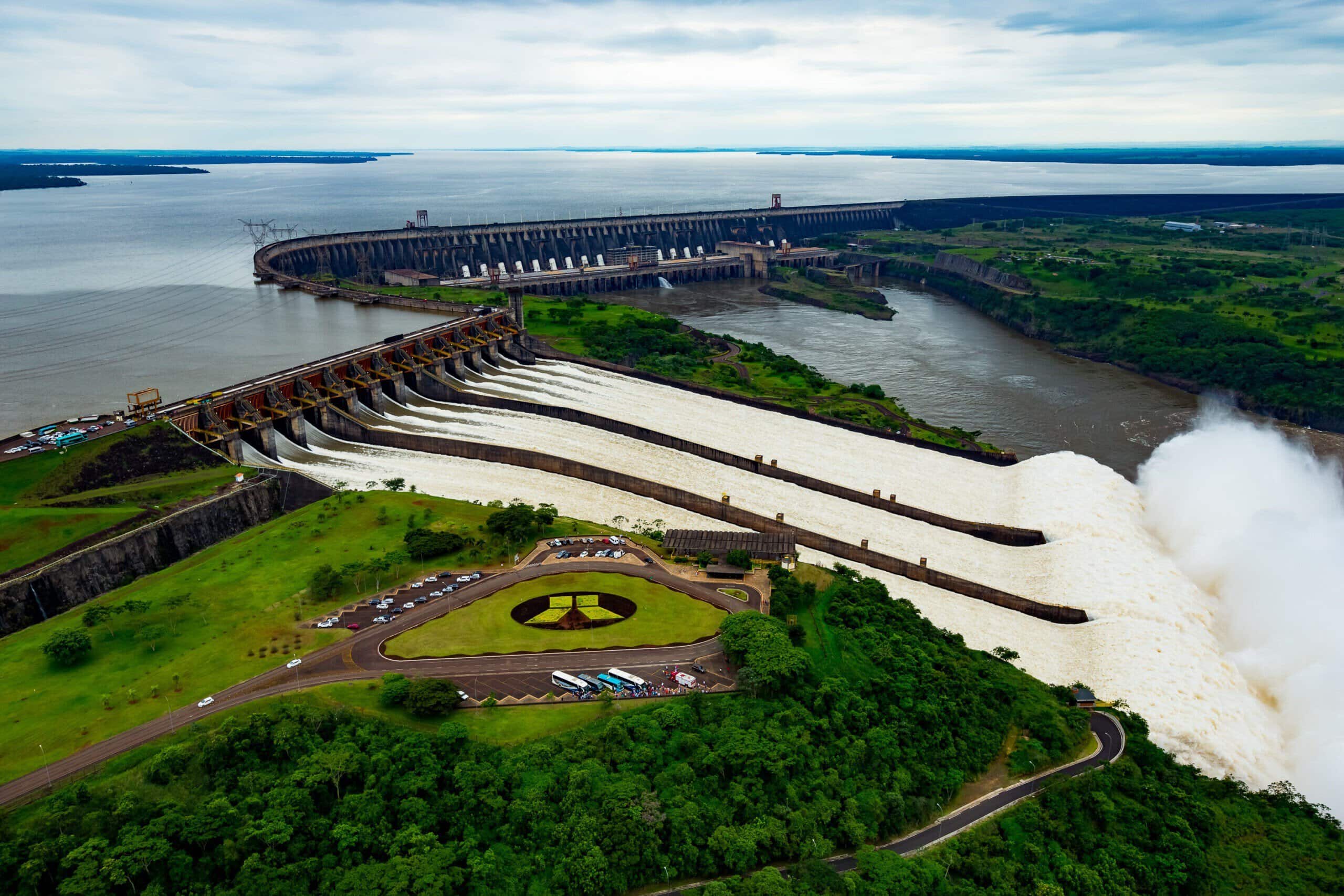 Entrada da Usina de Itaipu no Circuito Especial em Foz do Iguaçu