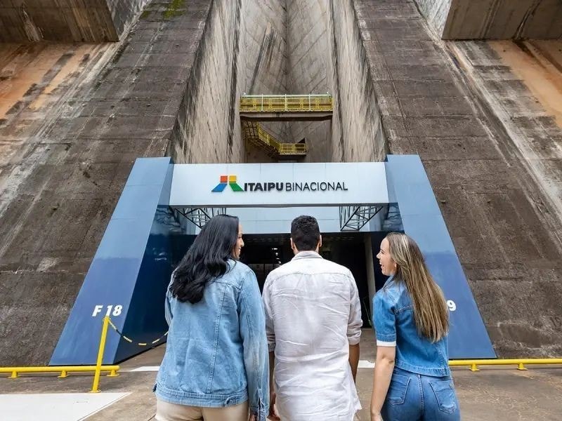 Interior da usina com geradores no Circuito Especial do Complexo Itaipu
