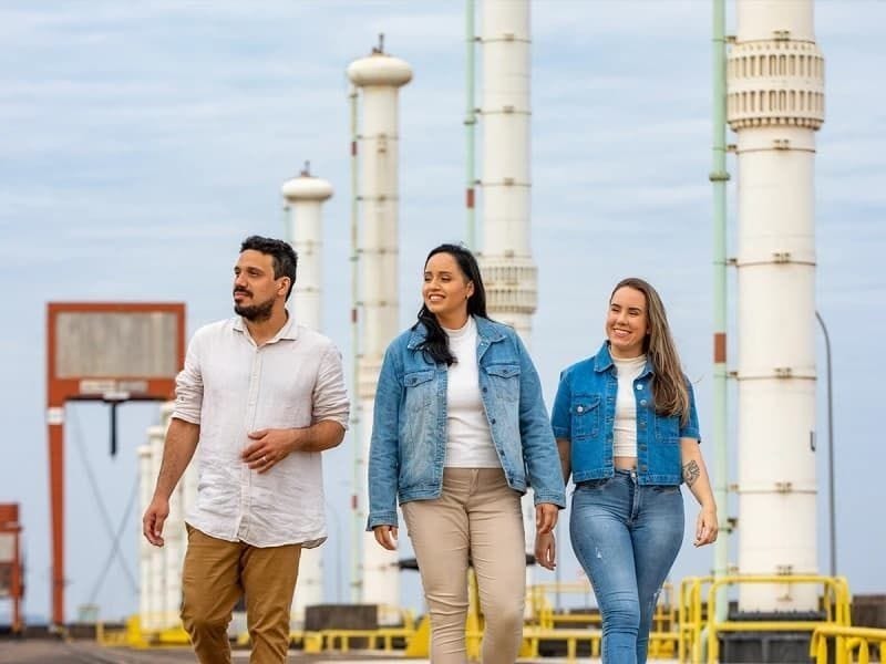 Visitantes caminhando entre os condutos forçados do Complexo Itaipu