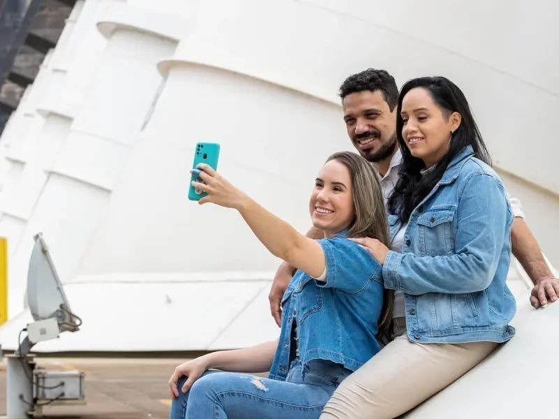 Selfie de visitantes na área externa da Usina de Itaipu em Foz do Iguaçu