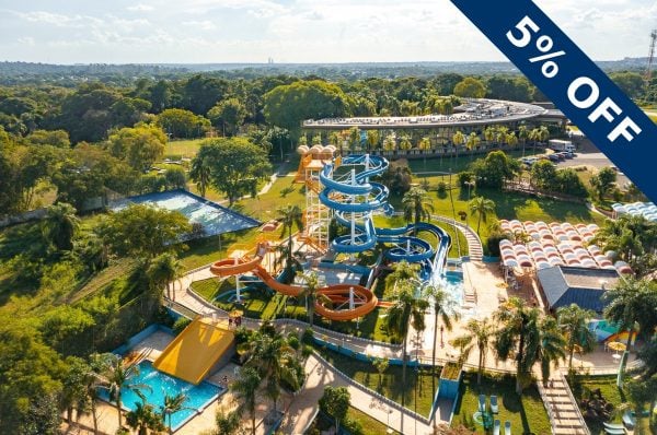 Vista aérea de los toboganes de Aquamania en Foz do Iguaçu – cupón OVIAJANTE con un descuento de 5%