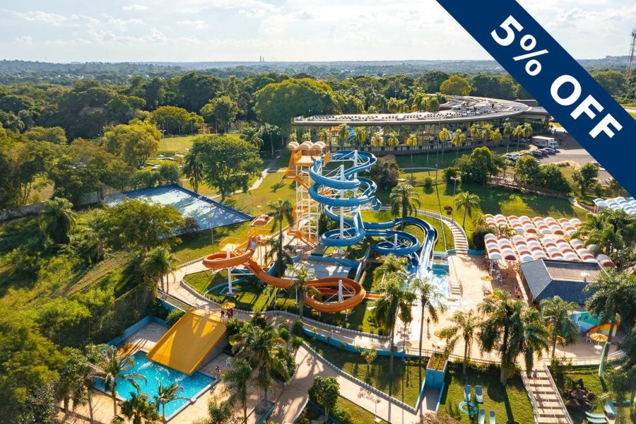 Vista aérea dos tobogãs do Aquamania em Foz do Iguaçu – cupom OVIAJANTE com 5% de desconto