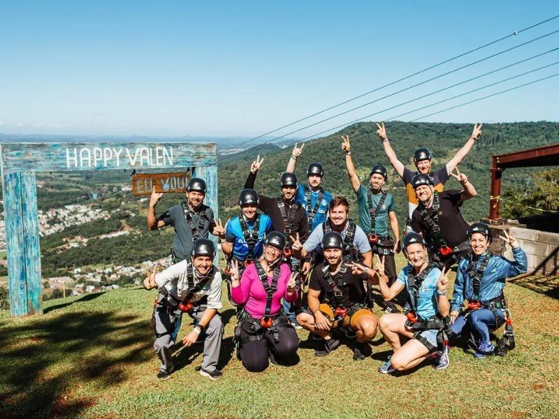 Grupo de visitantes no Welt Platz, ponto de partida da tirolesa do Happy Valen em Feliz-RS