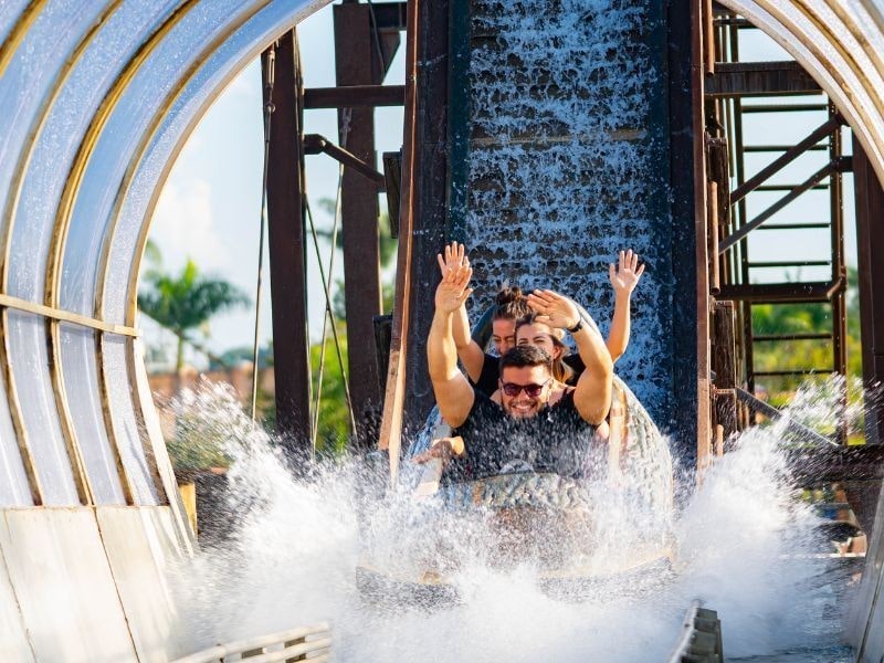 Visitantes se divertindo em brinquedo aquático radical do Hopi Hari