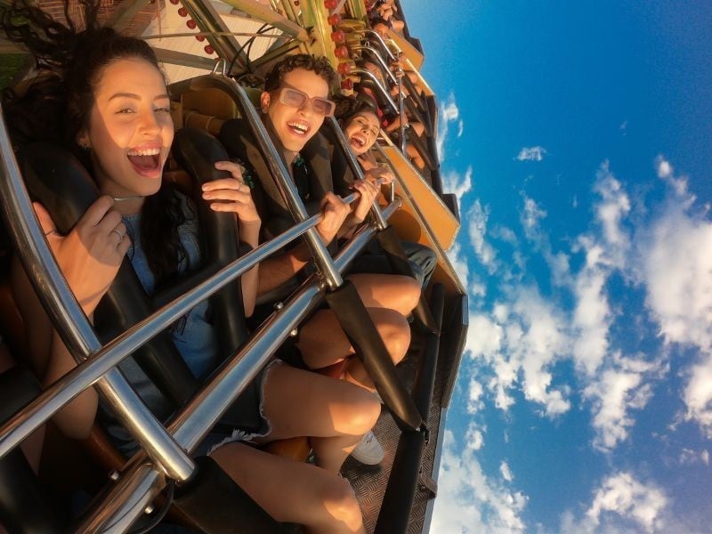 Visitantes em montanha-russa radical do Hopi Hari em Vinhedo