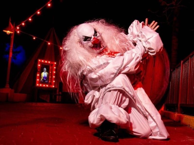 Personagem de palhaço em show temático do Hopi Hari
