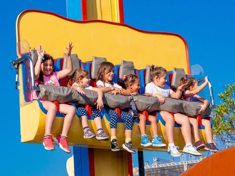 Crianças se divertindo em brinquedo da área Infantasia do Hopi Hari