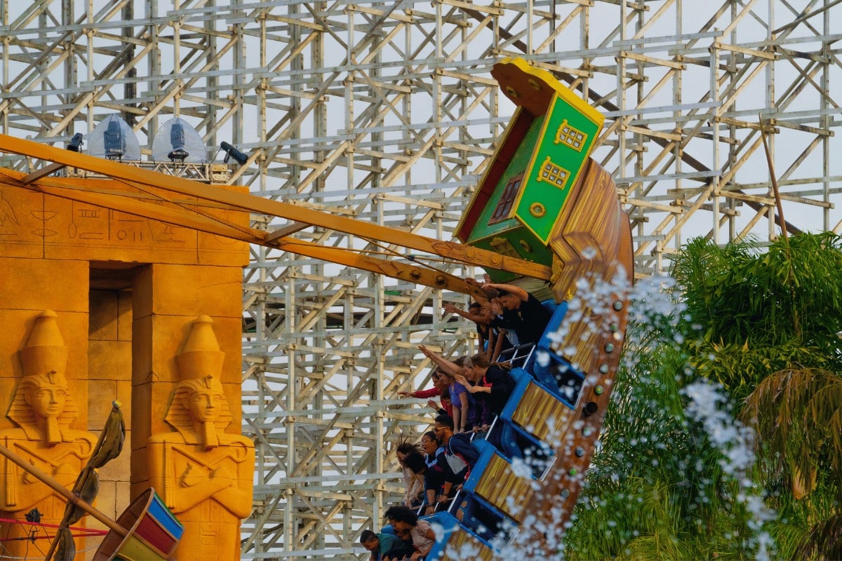 Brinquedo temático egípcio em balanço no Hopi Hari em Vinhedo