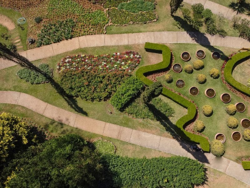 Vista aérea dos canteiros e jardins temáticos do Jardim dos Pinhais Ecco Parque