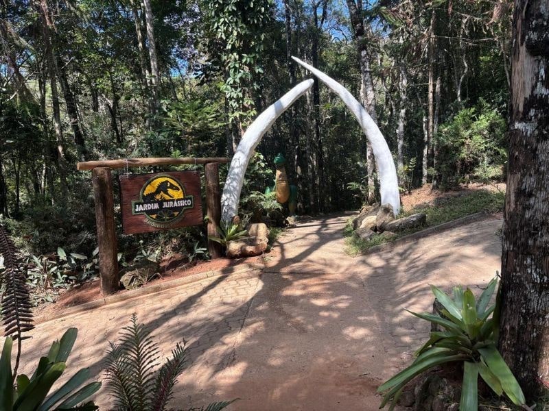 Portal de entrada do Jardim Jurássico no Jardim dos Pinhais em Santo Antônio do Pinhal