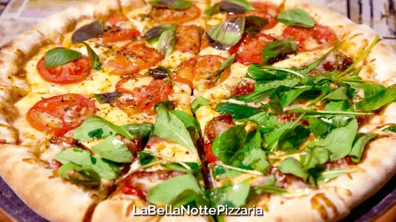 Pizza marguerita com rúcula e tomate do rodízio da La Bella Notte, em Gramado